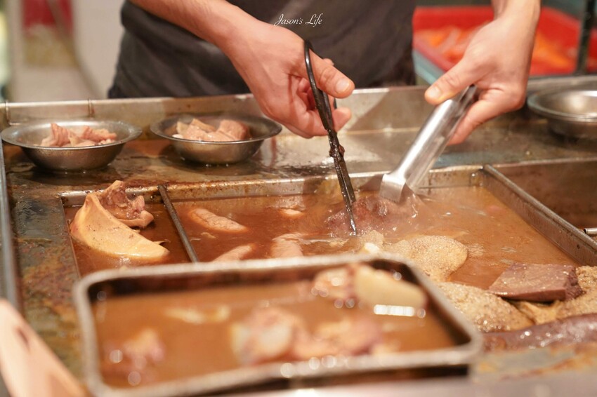 香港【香港九龍│美食】廟街牛什粉麵。油麻地廟街美食推薦1968年開業，所剩無幾的牛雜攤，入味又Q彈