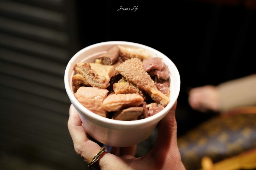 香港【香港九龍│美食】廟街牛什粉麵。油麻地廟街美食推薦1968年開業，所剩無幾的牛雜攤，入味又Q彈