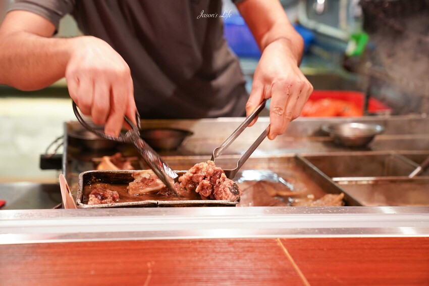 香港【香港九龍│美食】廟街牛什粉麵。油麻地廟街美食推薦1968年開業，所剩無幾的牛雜攤，入味又Q彈