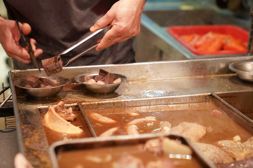 香港【香港九龍│美食】廟街牛什粉麵。油麻地廟街美食推薦1968年開業，所剩無幾的牛雜攤，入味又Q彈