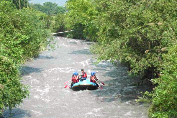 宜蘭縣三星鄉宜蘭一日遊》三星鄉景點~精靈村.免費搭小火車.溫泉煮蛋.湯屋餵鹿採蔥.巨大洛克馬.院長冰~好玩又好吃一次收
