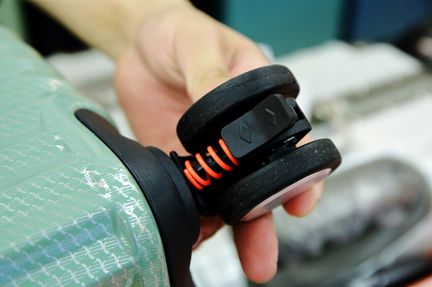 桃園行李箱推薦！黑箱作業行李箱維修/零售專賣店，28吋鋁框大