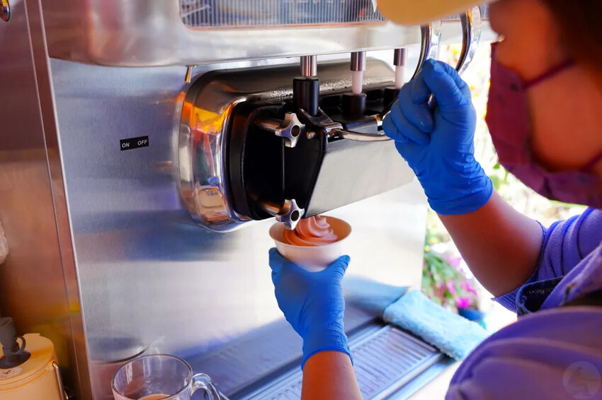 南投縣信義鄉兩津草莓園｜草坪頭園區唯一草莓園，來買草莓和吃草莓冰淇淋喔！