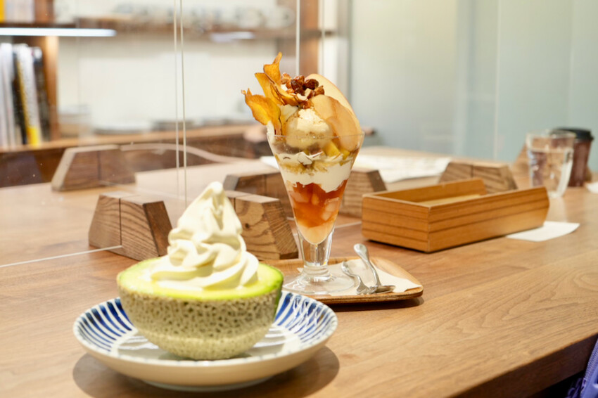 日本[日本] 岡山美食「水果聖代」岡山車站名店｜岡山城下咖啡廳必吃整顆哈密瓜聖代