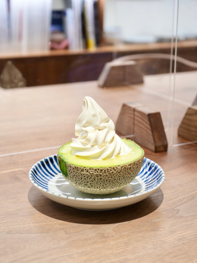 日本[日本] 岡山美食「水果聖代」岡山車站名店｜岡山城下咖啡廳必吃整顆哈密瓜聖代