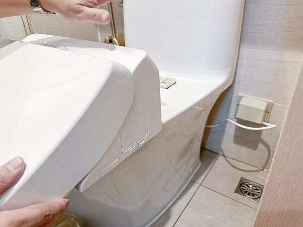 TOTO免治馬桶推薦|TOTO WASHLET 溫水洗淨便座 C2基本款使用心得：女人的優雅如廁願望，產後嬌嫩的屁屁終於能被溫柔對待|TCF23710ATW