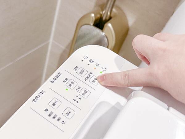 TOTO免治馬桶推薦|TOTO WASHLET 溫水洗淨便座 C2基本款使用心得：女人的優雅如廁願望，產後嬌嫩的屁屁終於能被溫柔對待|TCF23710ATW