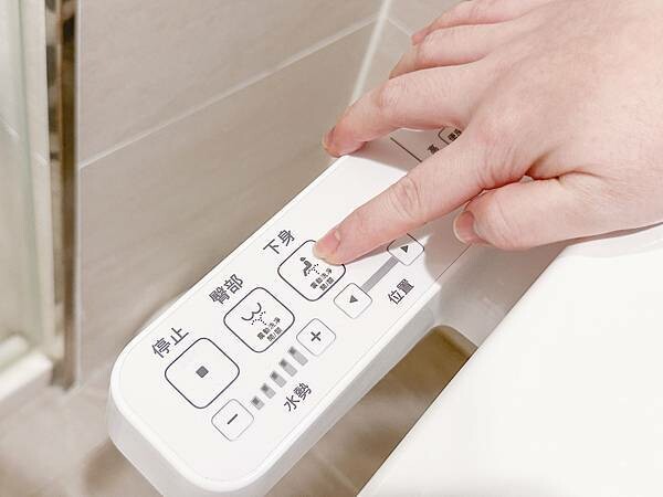 TOTO免治馬桶推薦|TOTO WASHLET 溫水洗淨便座 C2基本款使用心得：女人的優雅如廁願望，產後嬌嫩的屁屁終於能被溫柔對待|TCF23710ATW