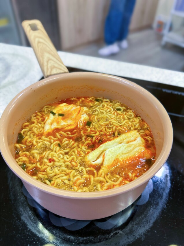 [開箱測評]義大利 CUOCO 北歐系列｜粉彩鑽瓷IH陶瓷不沾鍋具組｜Diamikos⁺晶彩鑽瓷技術｜全系列6種不同尺寸鍋具 ｜不沾耐用又好看！ - 萍姐愛分享