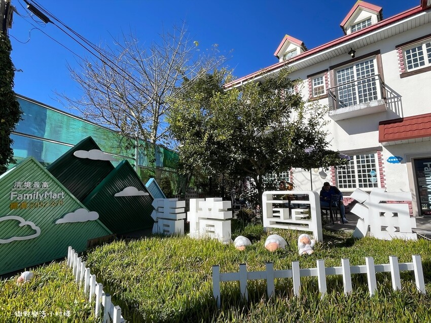 清境農場最美超商『全家清境雲海店』歐式城堡建築好亮眼，海拔2