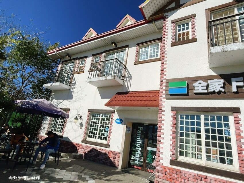 清境農場最美超商『全家清境雲海店』歐式城堡建築好亮眼，海拔2