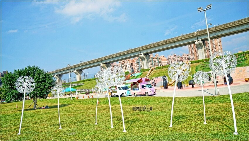 新北市三重區2024新北燈會熱鬧登場!大都會公園打造絢爛點燈,12米青龍驚艷上空,點亮你的夜晚