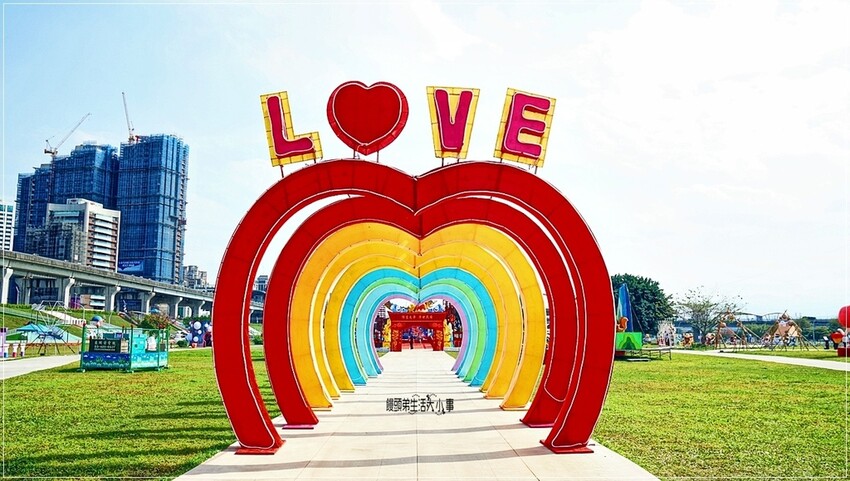 新北市三重區2024新北燈會熱鬧登場!大都會公園打造絢爛點燈,12米青龍驚艷上空,點亮你的夜晚