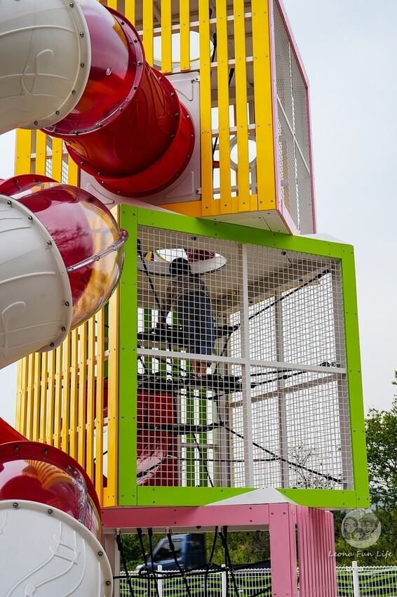 台中市新社區台中新社|山城首座6.3米高櫻花主題溜滑梯開放使用,櫻花特色共融遊戲場,櫻花季賞花最佳去處|新社復盛公園