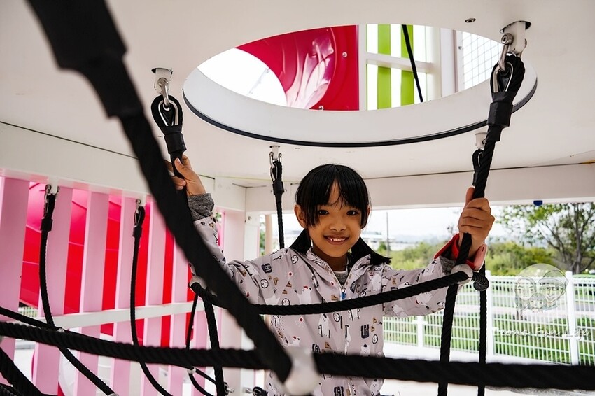 台中市新社區台中新社|山城首座6.3米高櫻花主題溜滑梯開放使用,櫻花特色共融遊戲場,櫻花季賞花最佳去處|新社復盛公園