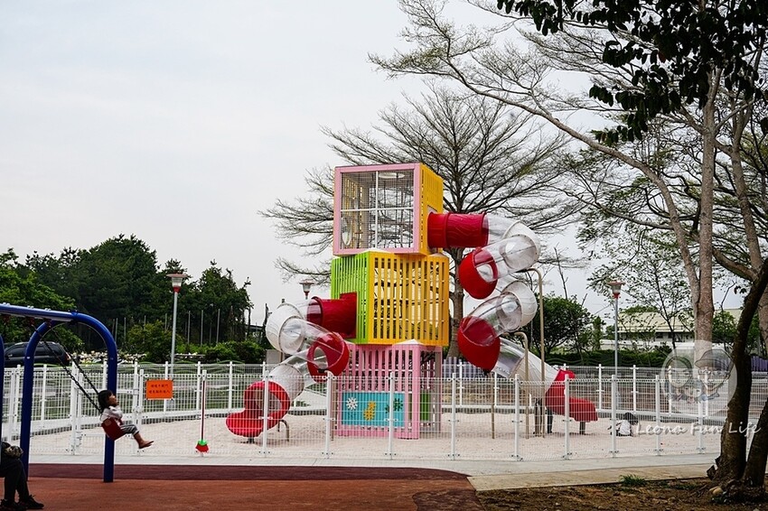 台中市新社區台中新社|山城首座6.3米高櫻花主題溜滑梯開放使用,櫻花特色共融遊戲場,櫻花季賞花最佳去處|新社復盛公園