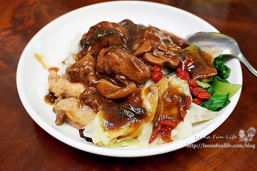 台中市后里區2024 泰安櫻花季|全台最美的派出所櫻花綻放大開中,還有能順道採草莓吃周邊美食!|賞花吃什麼|停車交通資訊|