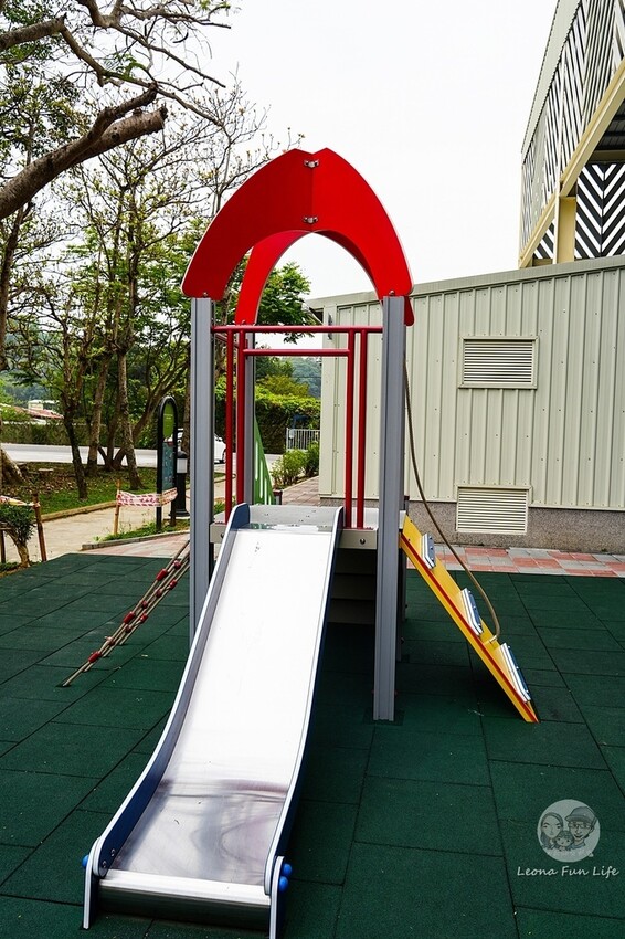 台中市新社區台中新社|山城首座6.3米高櫻花主題溜滑梯開放使用,櫻花特色共融遊戲場,櫻花季賞花最佳去處|新社復盛公園