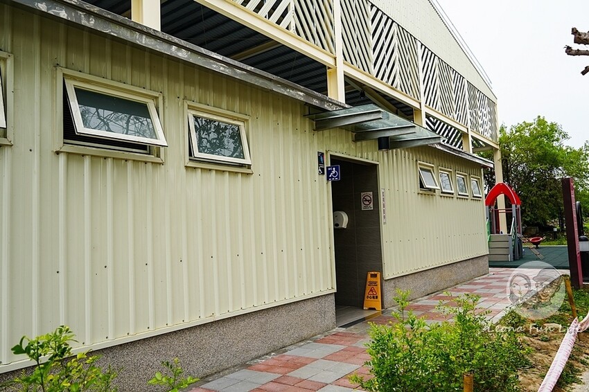 台中市新社區台中新社|山城首座6.3米高櫻花主題溜滑梯開放使用,櫻花特色共融遊戲場,櫻花季賞花最佳去處|新社復盛公園