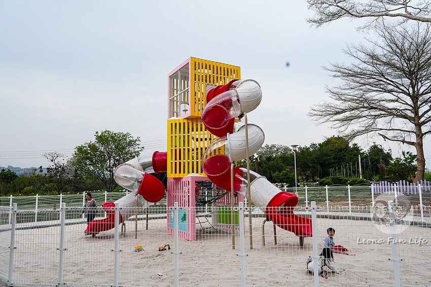 台中市新社區台中新社|山城首座6.3米高櫻花主題溜滑梯開放使用,櫻花特色共融遊戲場,櫻花季賞花最佳去處|新社復盛公園