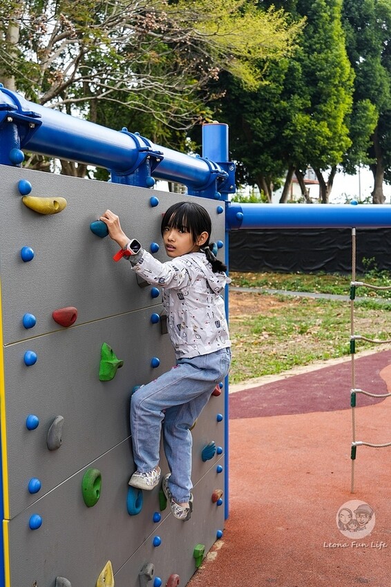 台中市新社區台中新社|山城首座6.3米高櫻花主題溜滑梯開放使用,櫻花特色共融遊戲場,櫻花季賞花最佳去處|新社復盛公園