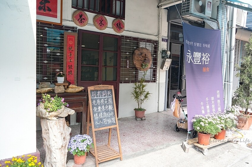 台中市后里區2024 泰安櫻花季|全台最美的派出所櫻花綻放大開中,還有能順道採草莓吃周邊美食!|賞花吃什麼|停車交通資訊|