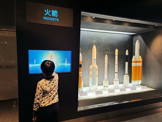 台北市士林區台北市立天文館(天文科學教育館) | 台北室內親子景點.展示內容豐富有趣.搭乘宇宙探險車來一趟太空之旅