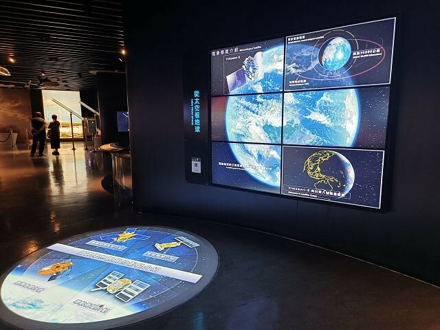 台北市士林區台北市立天文館(天文科學教育館) | 台北室內親子景點.展示內容豐富有趣.搭乘宇宙探險車來一趟太空之旅