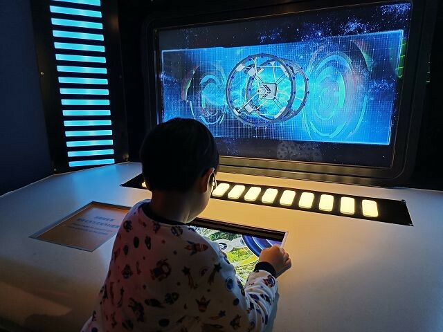 台北市士林區台北市立天文館(天文科學教育館) | 台北室內親子景點.展示內容豐富有趣.搭乘宇宙探險車來一趟太空之旅