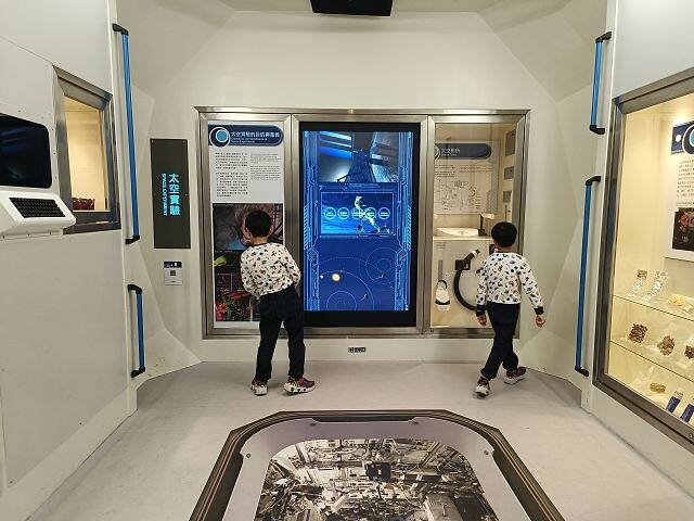 台北市士林區台北市立天文館(天文科學教育館) | 台北室內親子景點.展示內容豐富有趣.搭乘宇宙探險車來一趟太空之旅