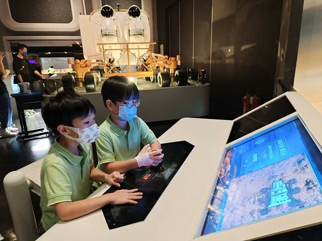 台北市士林區台北市立天文館(天文科學教育館) | 台北室內親子景點.展示內容豐富有趣.搭乘宇宙探險車來一趟太空之旅