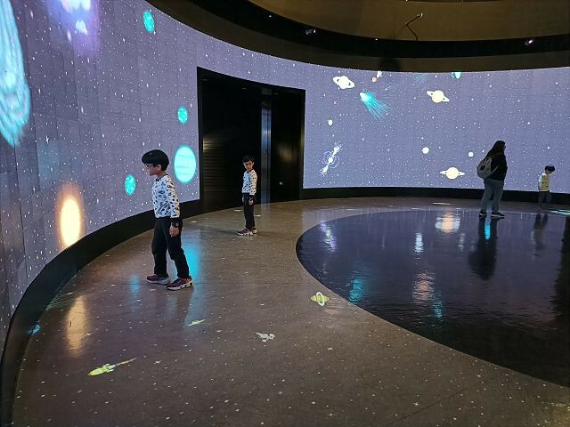 台北市士林區台北市立天文館(天文科學教育館) | 台北室內親子景點.展示內容豐富有趣.搭乘宇宙探險車來一趟太空之旅