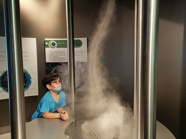 台北市士林區台北市立天文館(天文科學教育館) | 台北室內親子景點.展示內容豐富有趣.搭乘宇宙探險車來一趟太空之旅