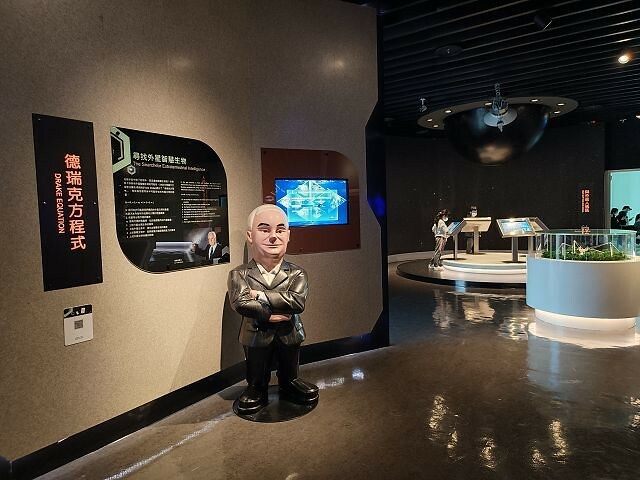 台北市士林區台北市立天文館(天文科學教育館) | 台北室內親子景點.展示內容豐富有趣.搭乘宇宙探險車來一趟太空之旅