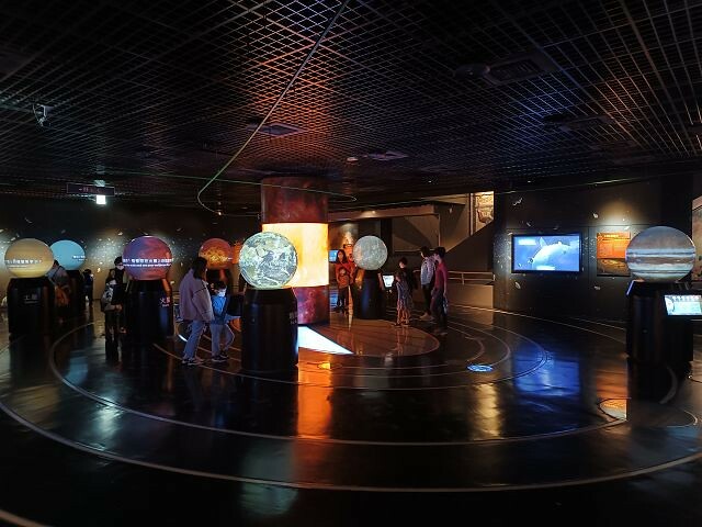 台北市士林區台北市立天文館(天文科學教育館) | 台北室內親子景點.展示內容豐富有趣.搭乘宇宙探險車來一趟太空之旅