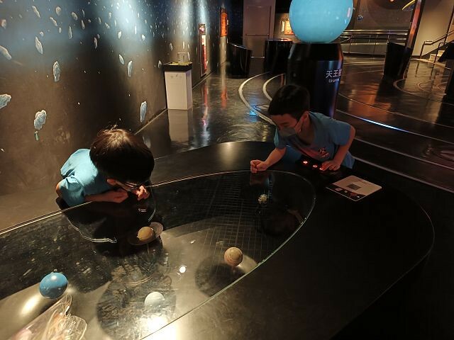 台北市士林區台北市立天文館(天文科學教育館) | 台北室內親子景點.展示內容豐富有趣.搭乘宇宙探險車來一趟太空之旅