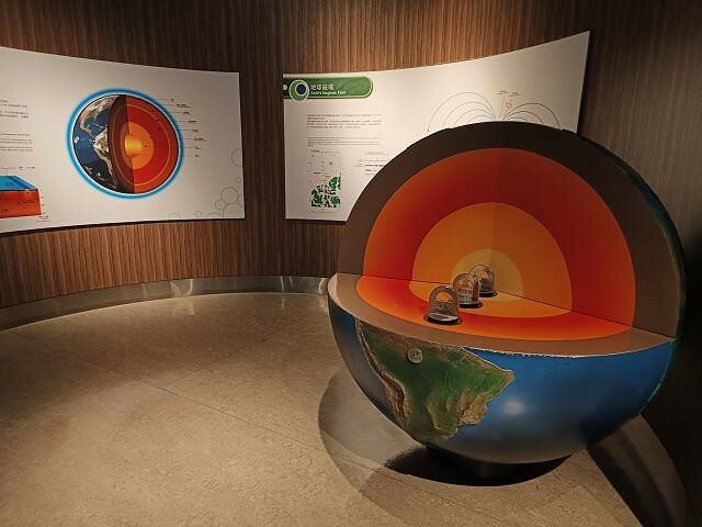 台北市士林區台北市立天文館(天文科學教育館) | 台北室內親子景點.展示內容豐富有趣.搭乘宇宙探險車來一趟太空之旅