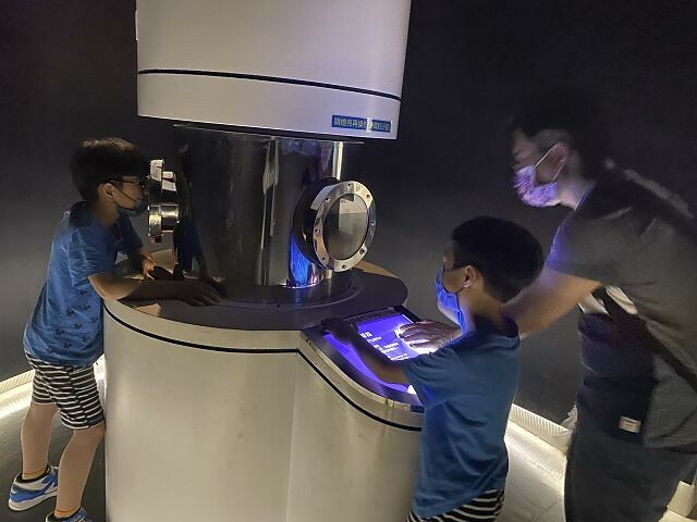 台北市士林區台北市立天文館(天文科學教育館) | 台北室內親子景點.展示內容豐富有趣.搭乘宇宙探險車來一趟太空之旅