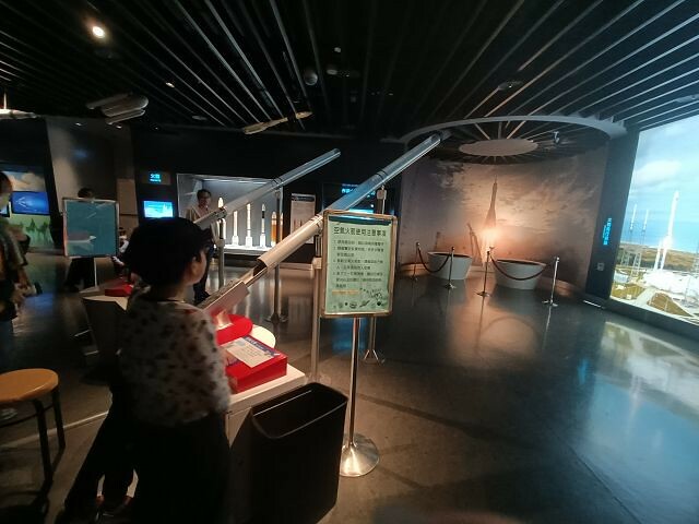 台北市士林區台北市立天文館(天文科學教育館) | 台北室內親子景點.展示內容豐富有趣.搭乘宇宙探險車來一趟太空之旅