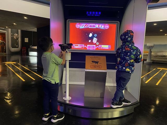 台北市士林區台北市立天文館(天文科學教育館) | 台北室內親子景點.展示內容豐富有趣.搭乘宇宙探險車來一趟太空之旅