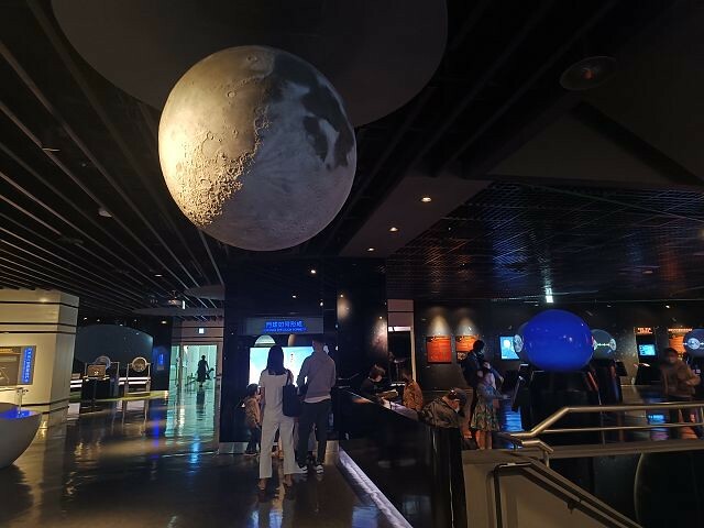 台北市士林區台北市立天文館(天文科學教育館) | 台北室內親子景點.展示內容豐富有趣.搭乘宇宙探險車來一趟太空之旅