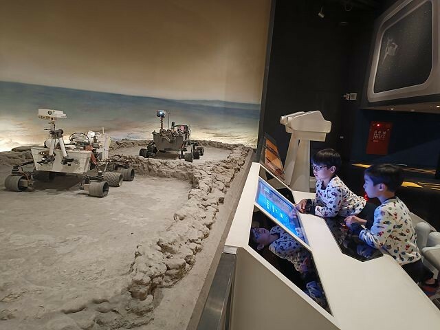 台北市士林區台北市立天文館(天文科學教育館) | 台北室內親子景點.展示內容豐富有趣.搭乘宇宙探險車來一趟太空之旅