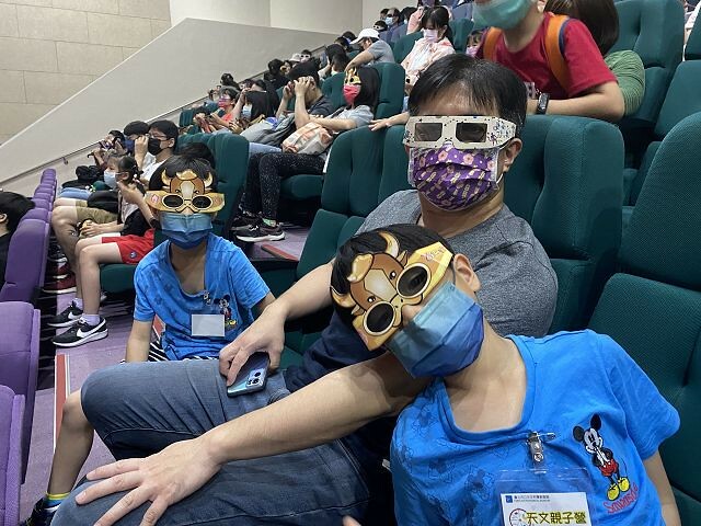 台北市士林區台北市立天文館(天文科學教育館) | 台北室內親子景點.展示內容豐富有趣.搭乘宇宙探險車來一趟太空之旅