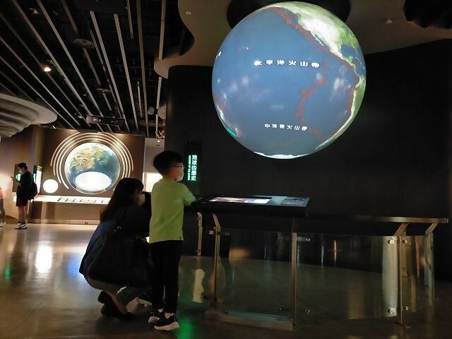 台北市士林區台北市立天文館(天文科學教育館) | 台北室內親子景點.展示內容豐富有趣.搭乘宇宙探險車來一趟太空之旅