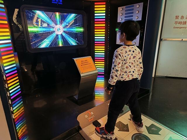 台北市士林區台北市立天文館(天文科學教育館) | 台北室內親子景點.展示內容豐富有趣.搭乘宇宙探險車來一趟太空之旅