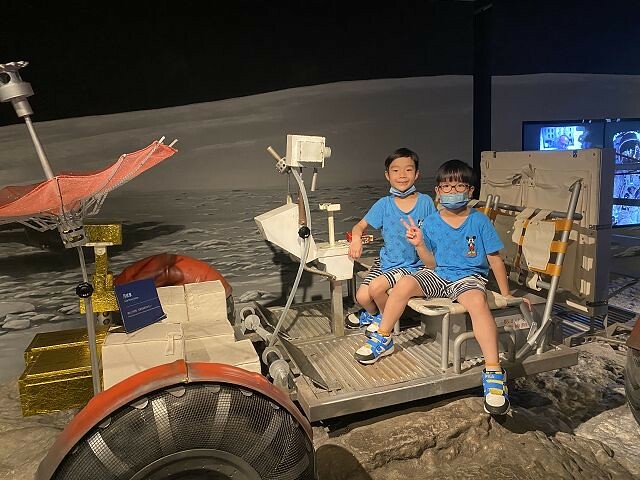 台北市士林區台北市立天文館(天文科學教育館) | 台北室內親子景點.展示內容豐富有趣.搭乘宇宙探險車來一趟太空之旅