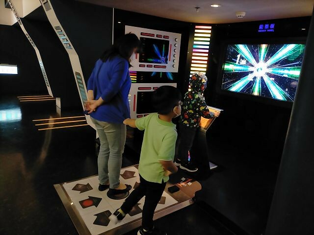 台北市士林區台北市立天文館(天文科學教育館) | 台北室內親子景點.展示內容豐富有趣.搭乘宇宙探險車來一趟太空之旅