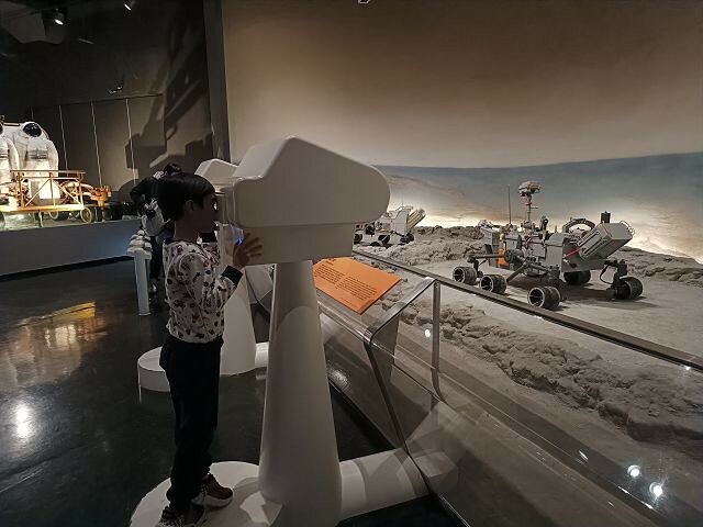 台北市士林區台北市立天文館(天文科學教育館) | 台北室內親子景點.展示內容豐富有趣.搭乘宇宙探險車來一趟太空之旅