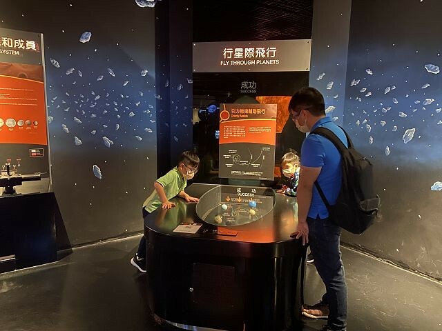 台北市士林區台北市立天文館(天文科學教育館) | 台北室內親子景點.展示內容豐富有趣.搭乘宇宙探險車來一趟太空之旅