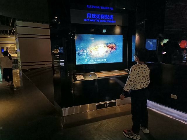 台北市士林區台北市立天文館(天文科學教育館) | 台北室內親子景點.展示內容豐富有趣.搭乘宇宙探險車來一趟太空之旅